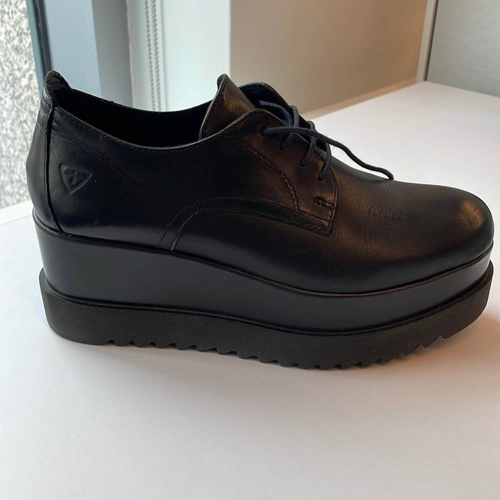 Gorgeous black platform shoes (size 37). Leather inside out